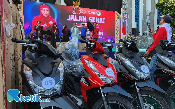 Thumbnail Ratusan hadiah menarik mulai dari Umrah hingga Motor Honda menjadi hadiah yang diberikan Gubernur Khofifah untuk jalan sehat ini.