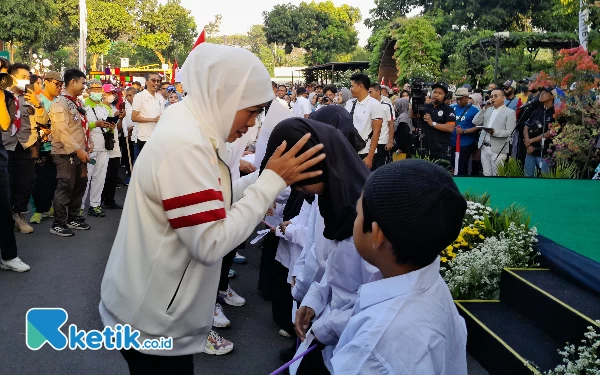 Thumbnail Gubernur Khofifah memberikan santunan kepada anak yatim di sela-sela acara Jalan Sehat 1 Muharam 1445 H bareng Gubernur Jatim (Foto: Mustopa/Ketik.co.id)