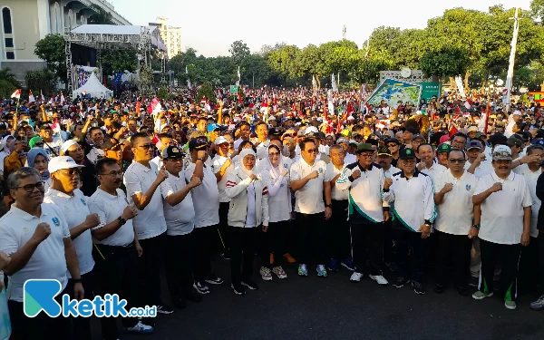 Thumbnail Gubernur Khofifah berfoto bersama kepala OPD di lingkungan Pemerintah Provinsi Jawa Timur (Foto: Mustopa/Ketik.co.id)