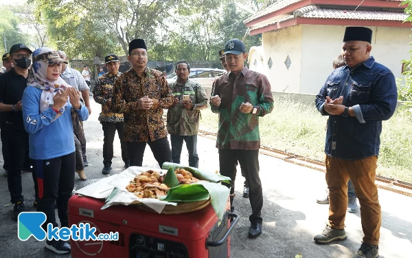 Thumbnail Berita - Sidak Betonisasi Jalan, Gus Muhdlor: Manfaatnya Besar bagi Masyarakat