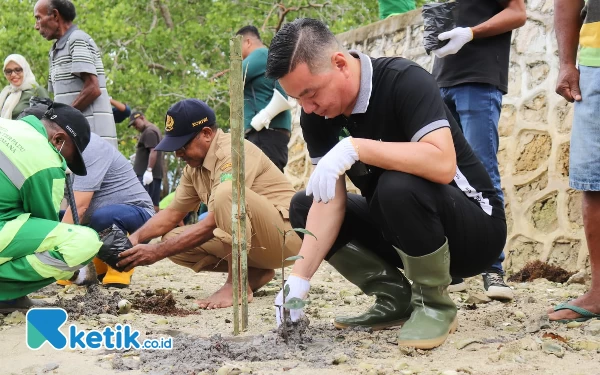 Thumbnail Gencarkan Kaimana Nol Sampah, Bupati Freddy Thie Tanam Mangrove dan Bersihkan Pantai