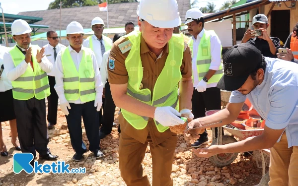 Thumbnail Groundbreaking MIN Kampung Baru Kaimana, Freddy Thie: Madrasah Bantu Cetak Generasi Bermoral