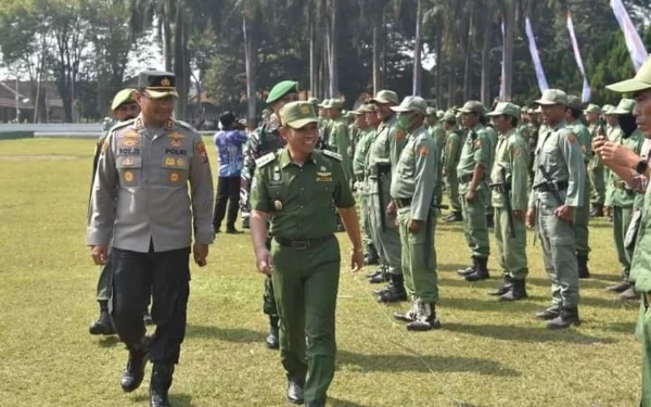 Thumbnail Berita - Cak Thoriq Minta Anggota Linmas Jaga Kesehatan Saat Amankan Pemilu