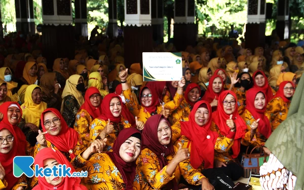 Senang Terima Honor, Kader Kesehatan Sidoarjo Ramai-Ramai Datang ke Pendapa