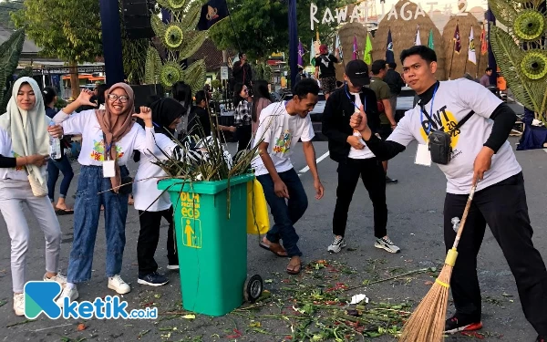 Puluhan Mahasiswa STKIP PGRI Pacitan Turun Langsung Bersihkan Sampah Sisa Festival Rawat Jagat 2