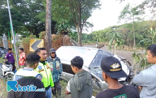 Thumbnail Tabung Oli Pecah, Avanza Tabrak  Pagar Hotel di Bromo