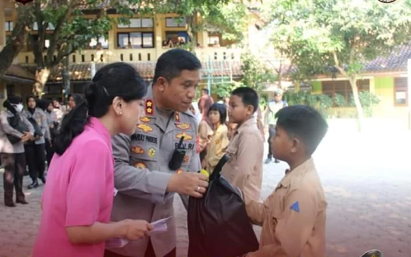 Thumbnail Berita - Peringati Hari Bhayangkara dan HUT Polwan, Polres Sukabumi Gelar Santunan Anak Yatim