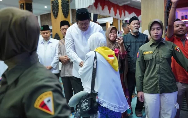 Thumbnail Wabup Pacitan Sambut Kedatangan Jamaah Haji Kloter 2, Suasana Haru Mewarnai