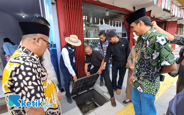 Thumbnail Berita - Komisi A DPRD Jember Sidak Proyek Trotoar, Ingin Pastikan Semua Sesuai Standar