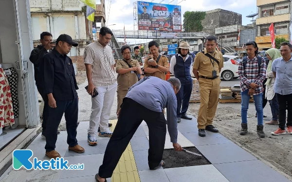 Thumbnail Tiga Temuan Komisi A DPRD Jember saat Sidak Proyek Trotoar