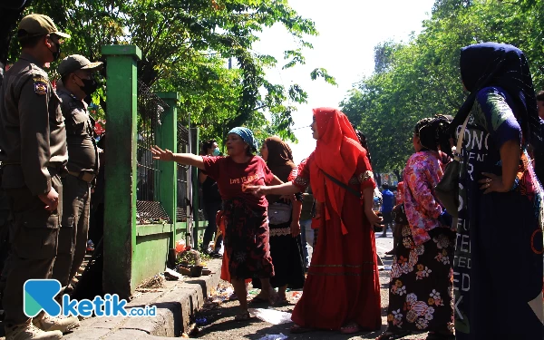 Thumbnail Penertiban Pasar Larangan; Tindakan Humanis Satpol PP Dibalas Umpatan Pedagang