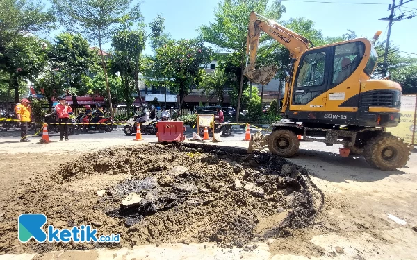 Thumbnail Berita - Akibat Pergeseran Pipa PDAM, Aspal Jalan Pasar Kembang Meletus