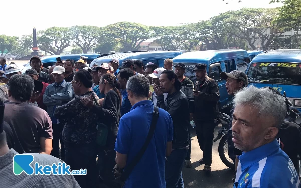 Thumbnail Sopir Angkot Geruduk Balai Kota Malang, Tuntut Pemberhentian Bus Halokes