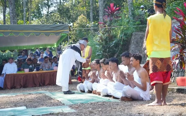 Thumbnail Bupati Pacitan Berharap Ritual Tetaken Terus Dilestarikan hingga Anak Cucu