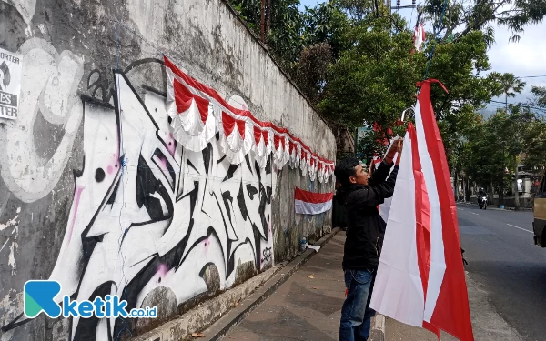 Thumbnail Omzet Pedagang Bendera Musiman di Kota Batu Menurun