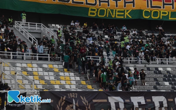 Thumbnail Aksi sporter Persebaya keluar stadion usai Persebaya alami kebobolan gol kedua atas Persikabo 1973, Jumat (4/8/2023). (Foto : M.Khaesar/Ketik.co.id)