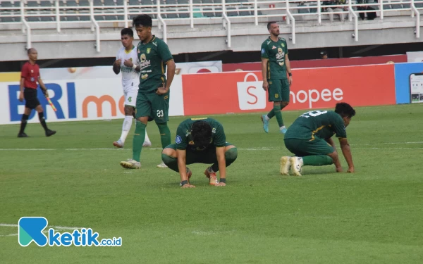 Thumbnail Kekalahan yang dialami Persebaya membuat pemain Persebaya tertunduk lesu, Jumat (4/8/2023). (Foto : M.Khaesar/Ketik.co.id)