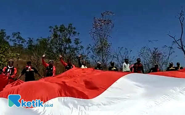 Komunitas Jaring 50 Bentangkan Bendera Raksasa  di Gunung Geni