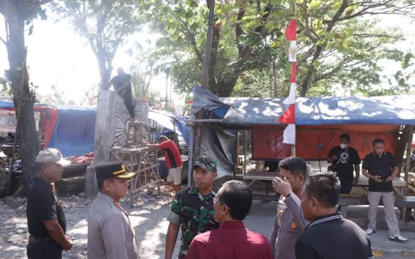 Thumbnail Jaga Kerukunan, Warga PSHT Kedunggalar, Ngawi Mulai Bongkar Tugu di Fasum, Sunarto: Semoga Bisa Menjadi Contoh