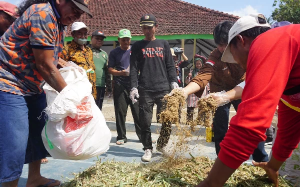 GenBI Jember Kenalkan Warga Desa Glundengan Opsi Pakan Ternak Fermentasi