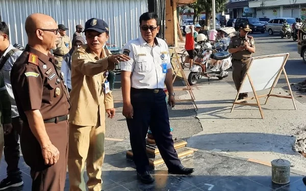 Thumbnail Kejaksaan Negeri Kota Madiun Cek Proyek Pasar Kawak dan Pelengkap Jalan Agus Salim, Begini Penjelasan Kajari