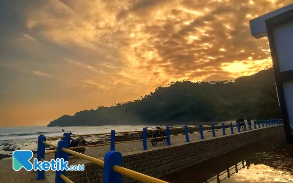 Thumbnail Menikmati Indahnya Lembayung Senja di Pantai Kali Uluh Pacitan