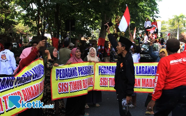 Thumbnail Pedagang Pasar Larangan Demo Bupati Sidoarjo, Jalan Kaki Diiringi Mobil Alphard