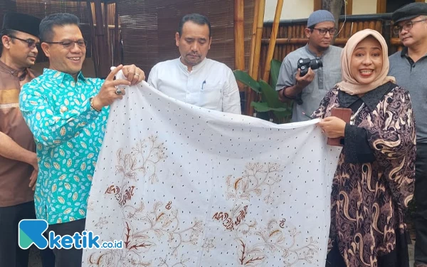 Thumbnail Bupati Bandung Bakal Wajibkan ASN Pakai Seragam Batik Kina Tiap Kamis