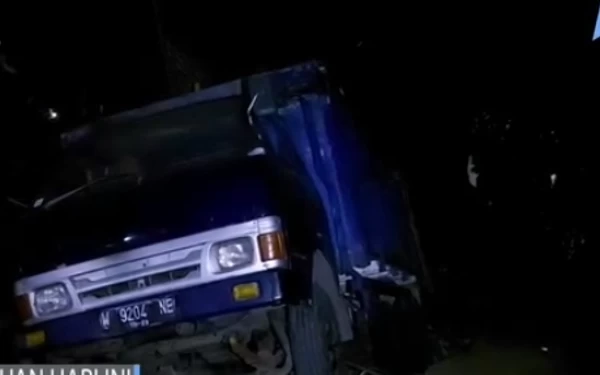 Thumbnail Angkut Ibu-Ibu Pengajian, Truk Oleng di Pasuran, 1 Lansia Meninggal