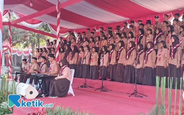 Thumbnail Tim paduan suara sedang melakukan tes vokal sebelum tampil di Upacara Peringatan Hari Pramuka Ke-62, Senin (14/8/2023).(Foto: Husni Habib/Ketik.co.id)