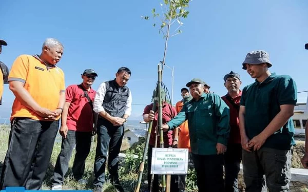 Thumbnail Jelang HUT ke-78 RI, Kadisdik Jabar Gencarkan Tanam Pohon