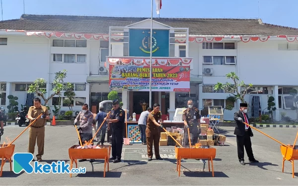 Kejari Jember Musnahkan Barang Bukti dari 293 Perkara