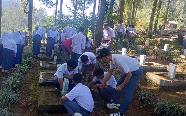 Sambangi TMP, SMA PGRI Takokak Cianjur Doakan Para Pahlawan