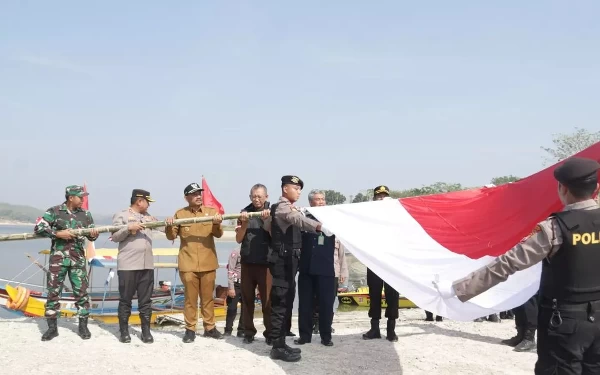 Thumbnail Seberangi Waduk Pondok Ngawi, Forkopimda Kibarkan Bendera Merah Putih di Dusun Terpencil, Ini Tujuannya