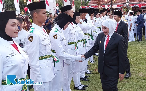 Gubernur Khofifah Kukuhkan 76 Paskibraka Provinsi Jawa Timur, Suasana Haru Mewarnai