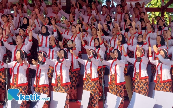 Thumbnail Penampilan paduan suara kolaborasi, Kamis (17/8/2023).(Foto: Husni Habib/Ketik.co.id)