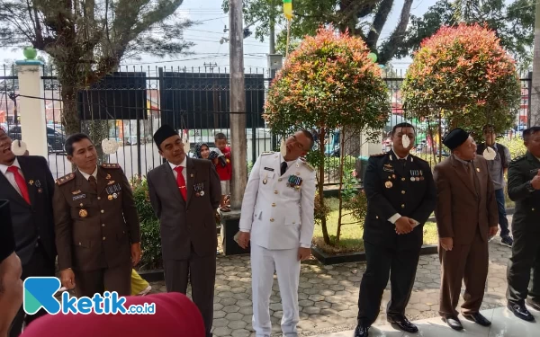 Thumbnail Meriahkan Agustusan, Wali Kota Pagaralam Ikut Lomba Makan Krupuk dan  Balap Bakiak