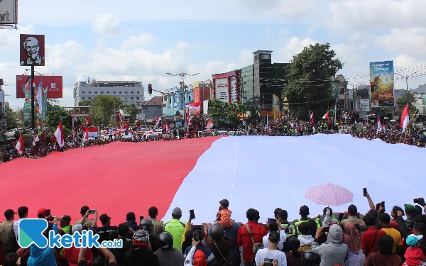 Thumbnail Keren! Bendera Raksasa Senilai Rp10 Juta Dibentangkan di Samarinda