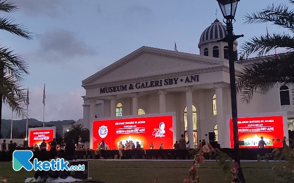 Thumbnail Panitia tampak tengah mempersiapkan lokasi, menjelang peresmian. (Foto: Al Ahmadi/Ketik.co.id)