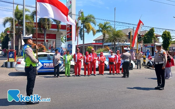 Thumbnail Berita - Ratusan Warga Bondowoso Lakukan Hormat Bendera di Tengah Jalan