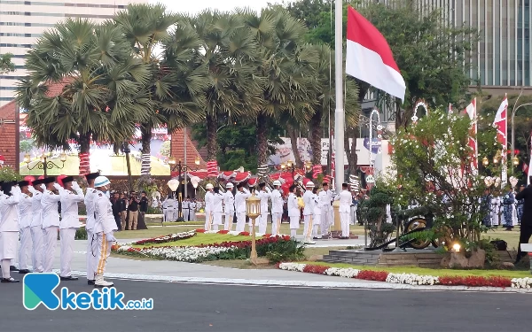 Thumbnail Upacara Penurunan Bendera, Khofifah Ajak ASN Tingkatkan Kinerja