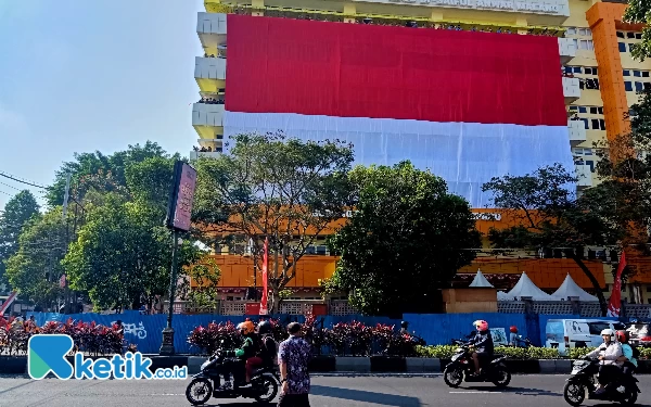 Thumbnail Bentangkan Bendera Terbesar, Nakes RSSA Malang Pecahkan Rekor Dunia