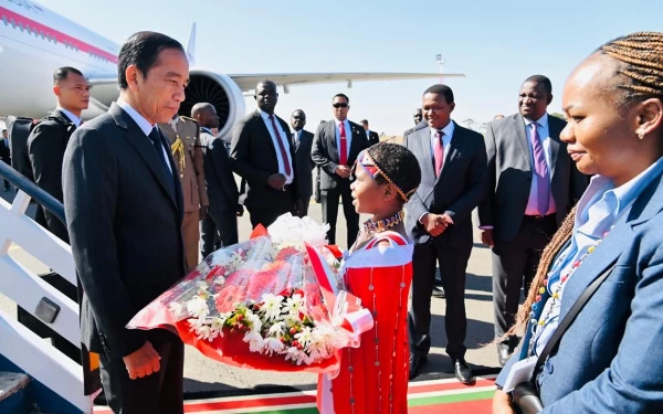 Thumbnail Jokowi disambut di Bandara Udara Internasional Jomo Kenyatta Nairobi, Republik Kenya, (20/8/2023). (Foto: Lily Rachev/BPMI Setpres)