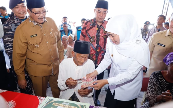 Gubernur Khofifah Salurkan Bantuan kepada Masyarakat Rentan di Bangkalan