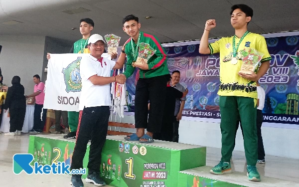 Thumbnail Atlet tuan rumah Jombang Kevin Prastya menerima medali emas dari Sekda Kab. Jombang Agus Purnomo di Auditorium Undar, (25/8/2023). (Foto: Khaesar/Ketik.co.id)