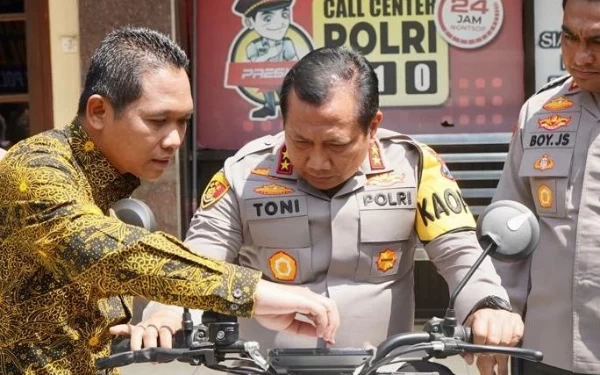 Thumbnail Cak Thoriq Serahkan 5 Motor Listrik ke Polres Lumajang