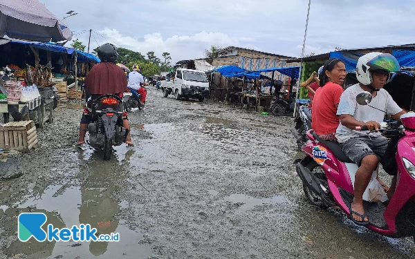 Thumbnail Berita - Jalan di Pasar Labuha Bacan Halmahera Selatan Banyak Genangan Air dan Becek