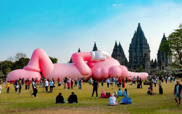 Thumbnail Pameran ikon karakter figuratif di dunia seni rupa kontemporer "KAWS: Holiday Indonesia" hadir di Candi Prambanan sampai 31 Agustus 2023 (Foto: kemenparekraf)