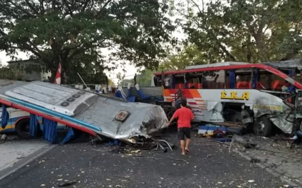 Thumbnail Bus Eka vs Sugeng Rahayu Adu Banteng di Ngawi Tiga Orang Dikabarkan Tewas, Jalur Madiun-Ngawi Dialihkan