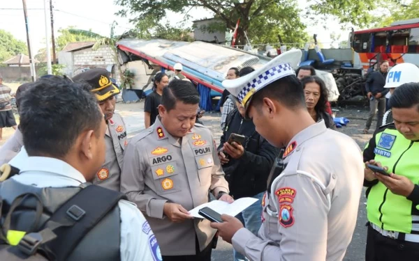 Thumbnail Kronologi Kecelakaan Bus Sugeng Rahayu vs Bus Eka di Ngawi yang Sebabkan 3 Orang Tewas, Ini Identitas Penyeberang Jalan